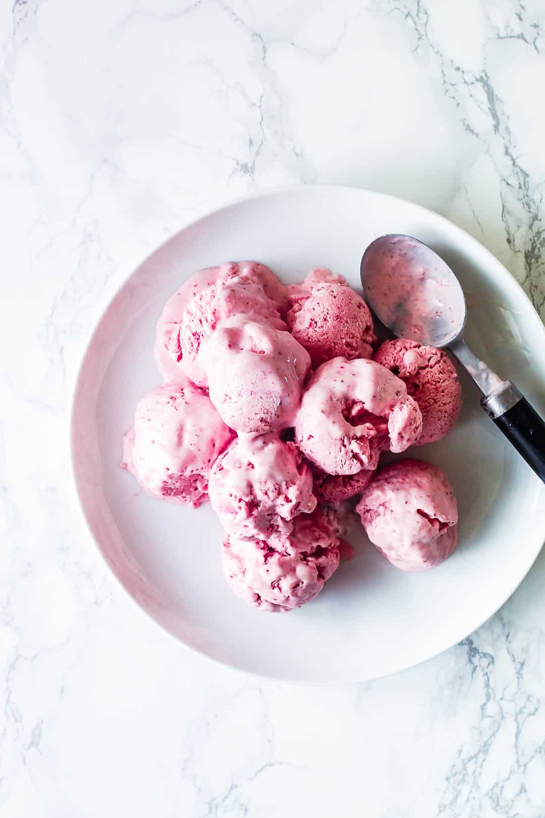 Jordbæris: på jordbær is - nem, lækker og cremet