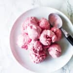jordbæris - hjemmelavet is med jordbær