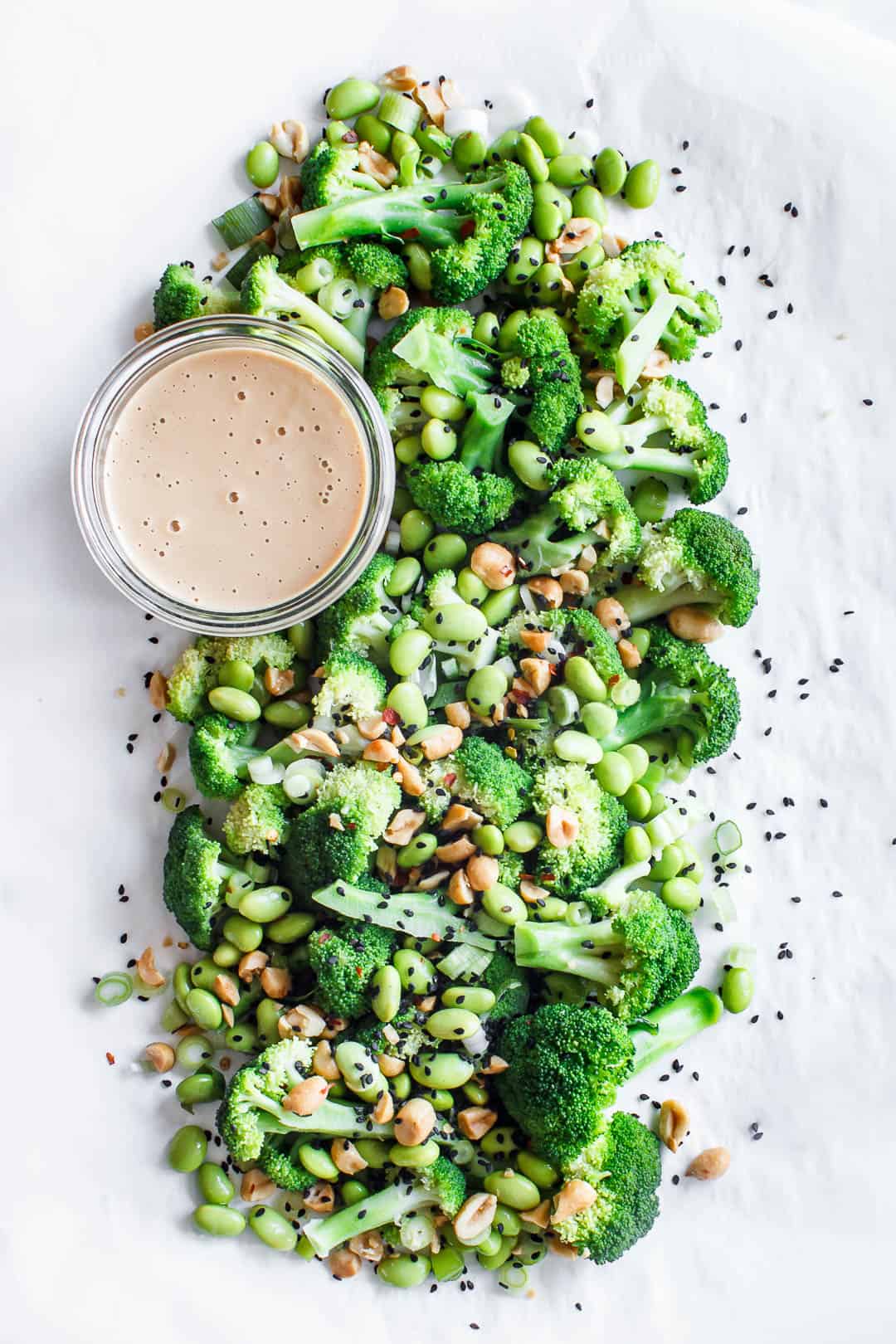 Asiatisk broccolisalat med peanutdressing