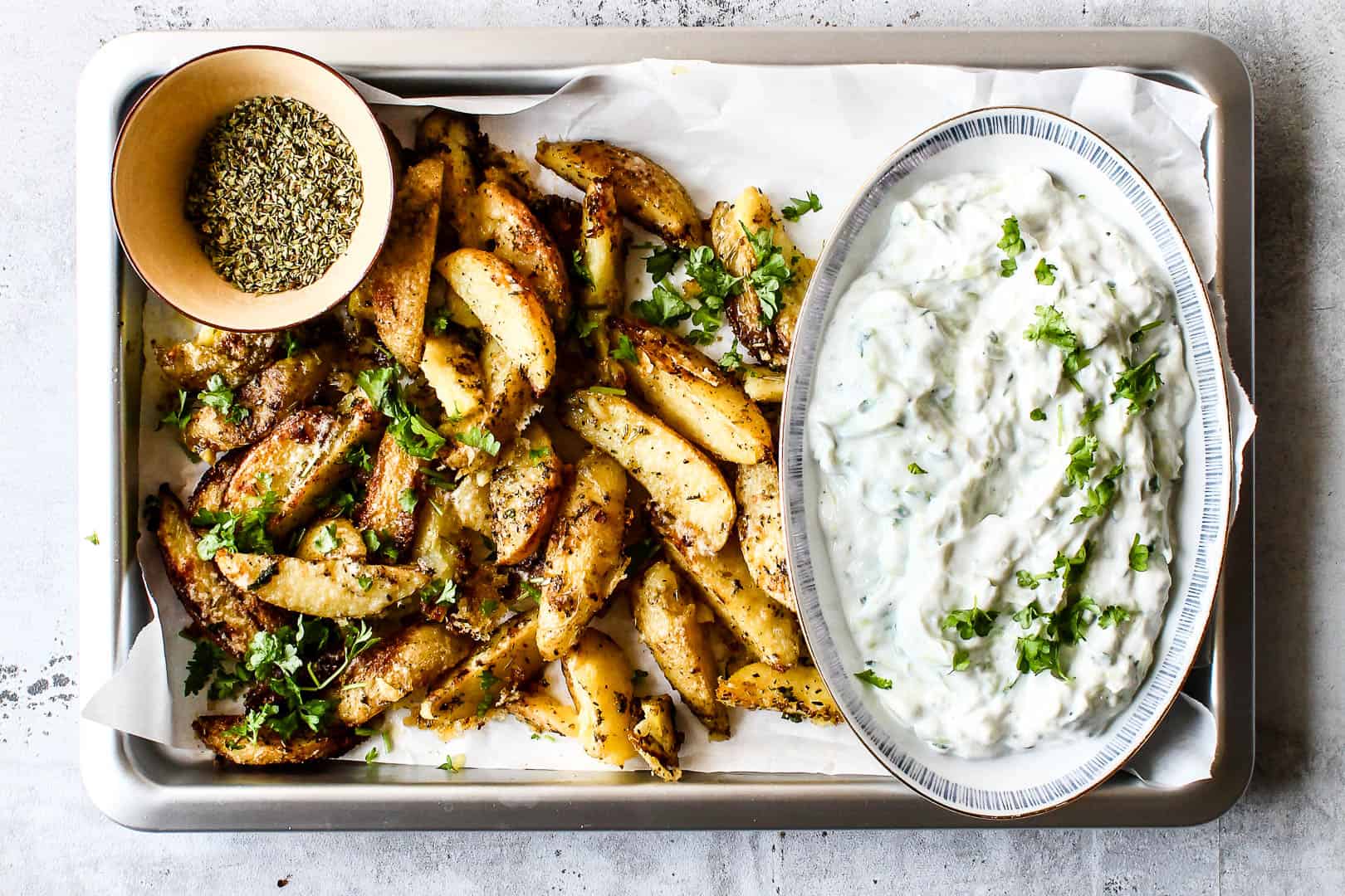 Græsk farsbrød med feta og soltørrede tomater kartofler og tzatziki - græsk mad opskrift 