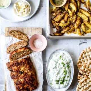Græsk farsbrød med feta og soltørrede tomater kartofler og tzatziki - græsk mad opskrift