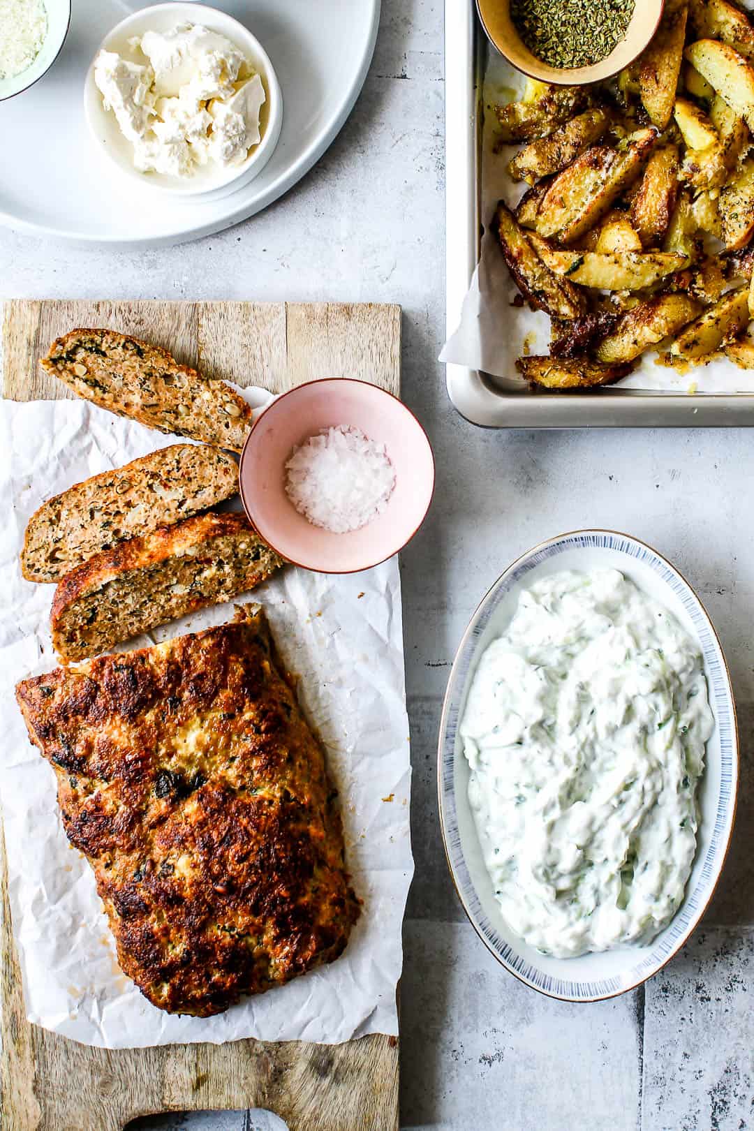 Græsk farsbrød med feta og soltørrede tomater kartofler og tzatziki - græsk mad opskrift 
