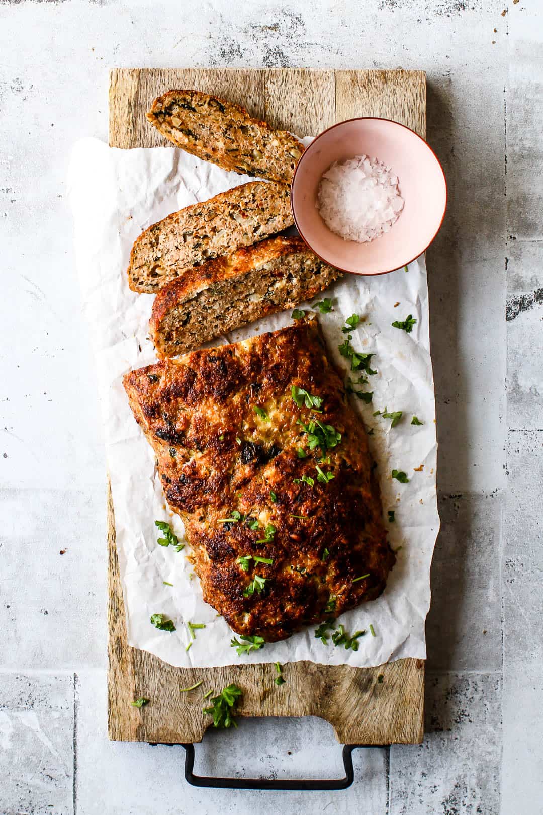 Græsk farsbrød med feta og soltørrede tomater kartofler og tzatziki - græsk mad opskrift 