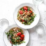 Salat med perlespelt, bagte tomater og feta - opskrift