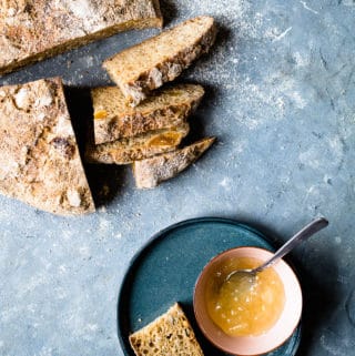 Brød med abrikos og solsikkekerner - opskrift på brød med tørret frugt
