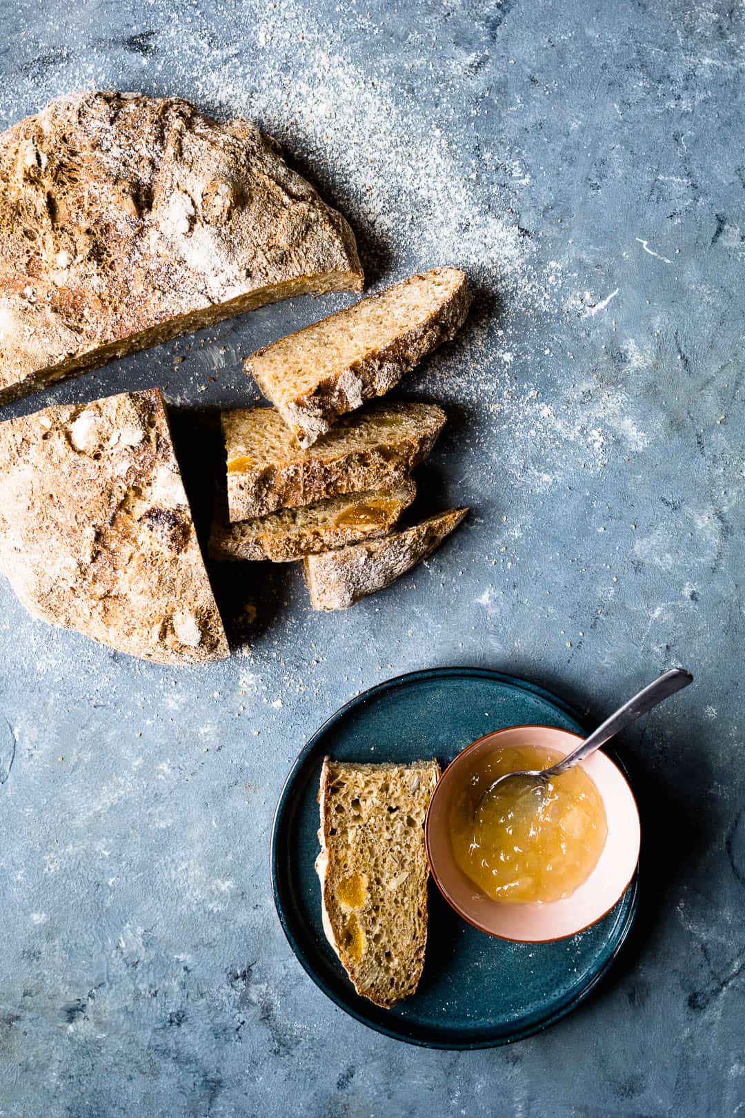 Brød med abrikos og solsikkekerner - opskrift på brød med tørret frugt