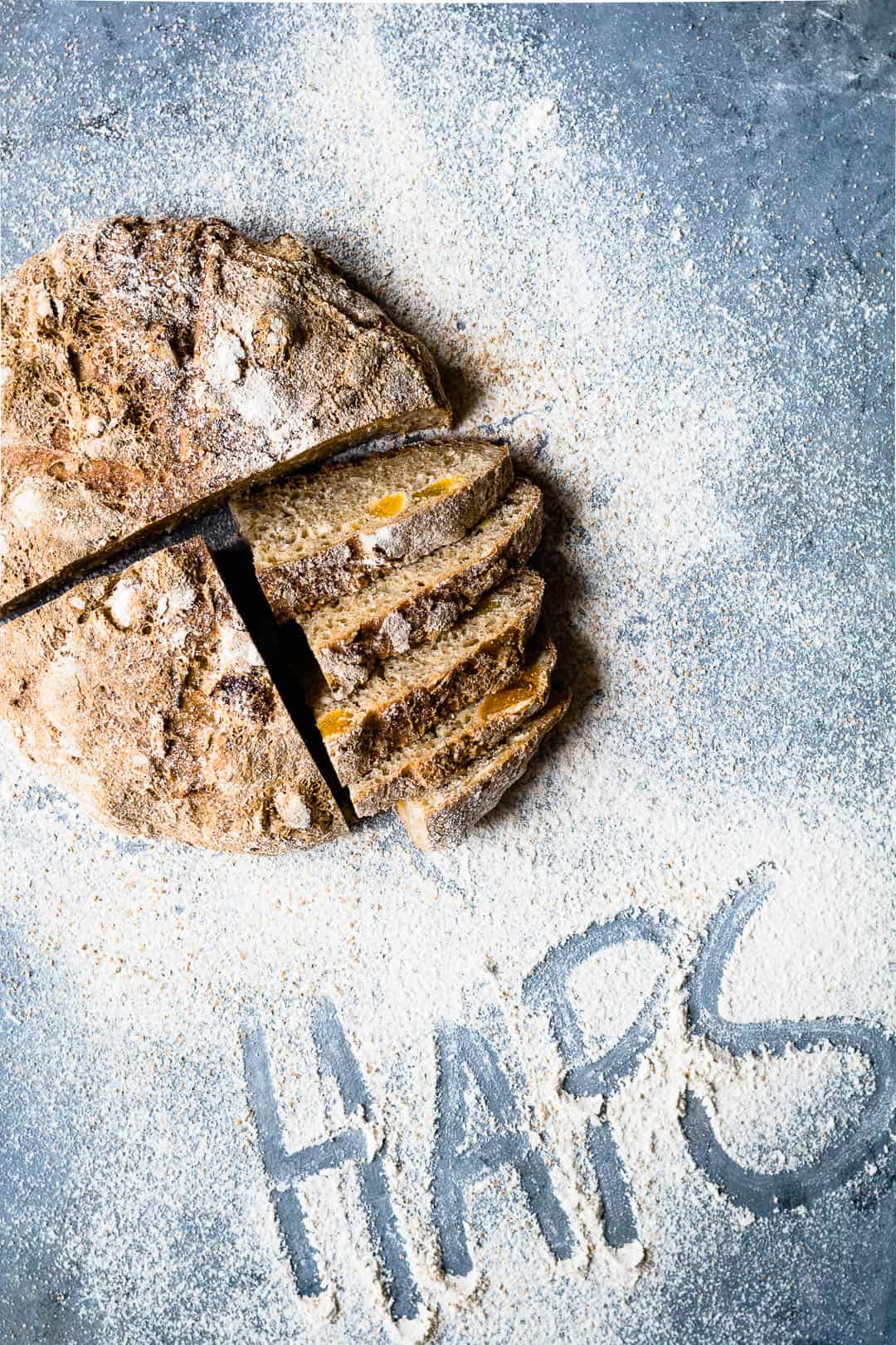 Brød med abrikos og solsikkekerner - opskrift på brød med tørret frugt