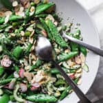 salat med asparges, ærter, radiser og feta