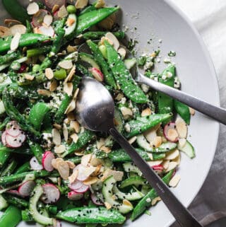 salat med asparges, ærter, radiser og feta