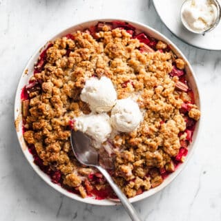 Rabarbercrumble - opskrift på nem rabarberkage med crumble smuldredej