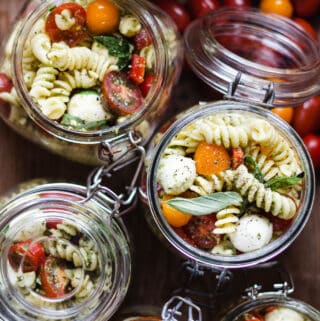 pastasalat - opskrift på pastasalat med pesto