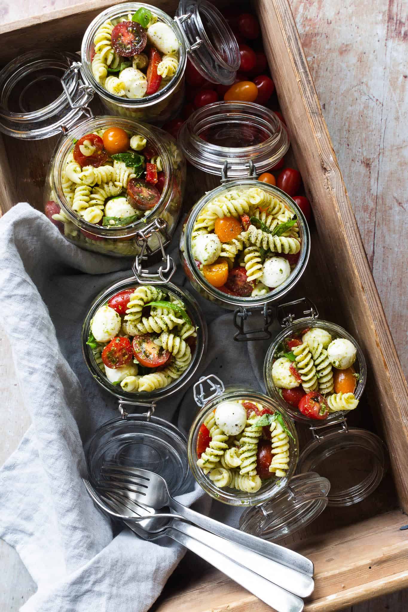 pastasalat - opskrift på pastasalat med pesto