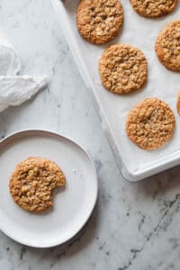 Havregrynscookies - opskrift på cookies med havregryn og chokolade