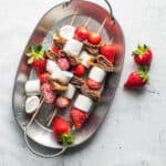 Spyd med jordbær, pandekager og skumfiduser - frugtspyd til appetizer