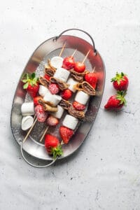 Spyd med jordbær, pandekager og skumfiduser - frugtspyd til appetizer