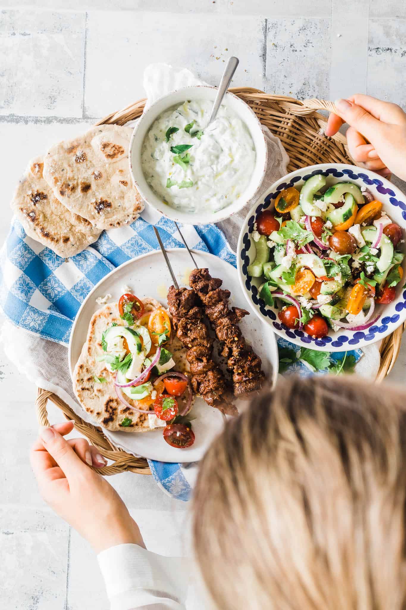 Græsk mad - opskrift på græsk salat, fladbrød, tzatziki og oksekødsspyd