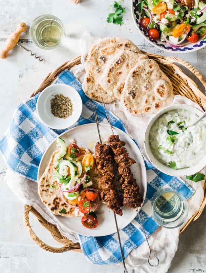 Græsk mad - opskrift på græsk salat, fladbrød, tzatziki og oksekødsspyd