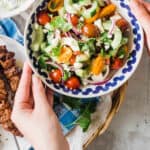 Græsk salat - opskrift på middelhavnssalat med agurk, tomater og feta